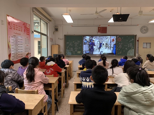 六(1)班.jpg 六(1)班.jpg