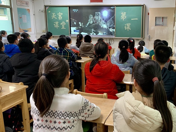 六(5)班.jpg 六(5)班.jpg