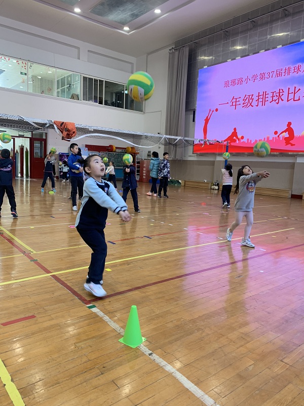 一年(nián)級排球比賽2.JPG