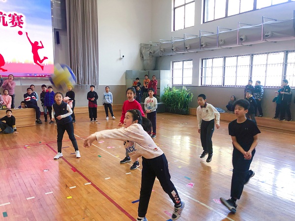 五年(nián)級排球比賽.JPG