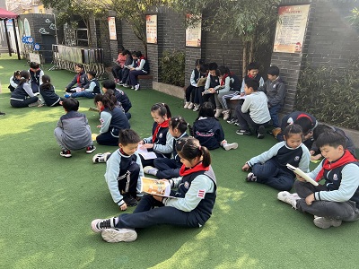 紅(hóng)領巾手拉手，請(qǐng)讓我來(lái)幫助你(nǐ) (2).jpg