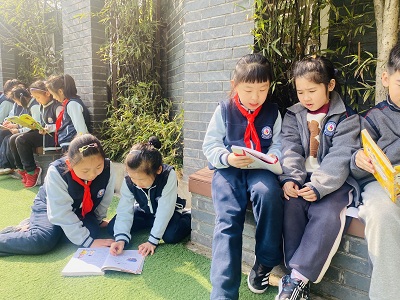 紅(hóng)領巾手拉手，請(qǐng)讓我來(lái)幫助你(nǐ) (4).jpg