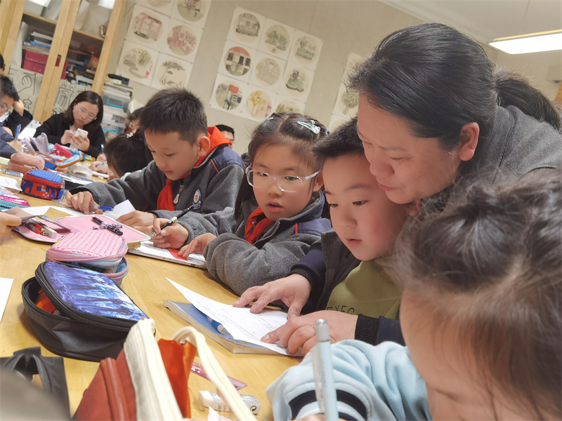 圖4 陳淩和學生.jpg