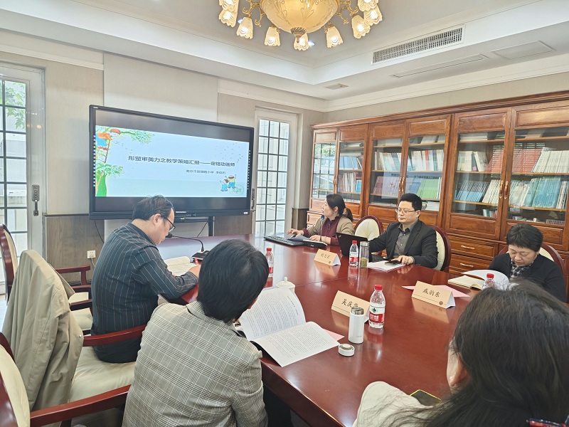 李侃侃在講形塑審美力：“文學閱讀(dú)與創意表達”學習任務群中年(nián)段課例研究 .jpg