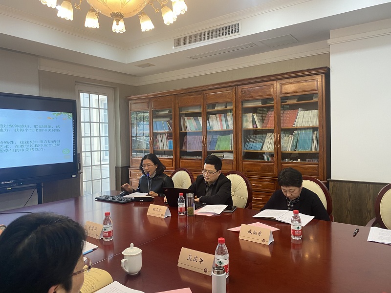 胡濤在講形塑審美力：“文學閱讀(dú)與創意表達”學習任務群高年(nián)段課例研究 (1).jpg