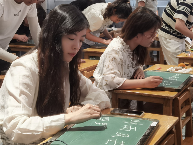 1.33張晨琳 粉筆字.jpg 1.33張晨琳 粉筆字.jpg